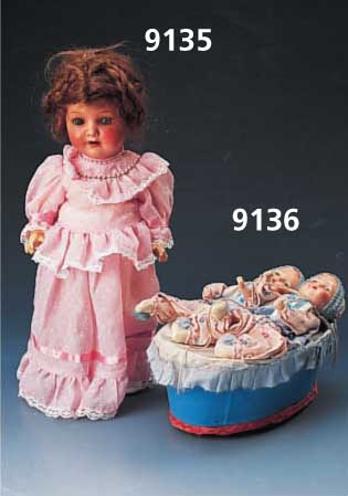 Puppenautomat, ZwillingspÄrchen mit Wiege, deutsch, um 1920, MassepÜppchen, zieht man an der Schnur,dann bewegen sich Arme und Beine der Babys, ...
