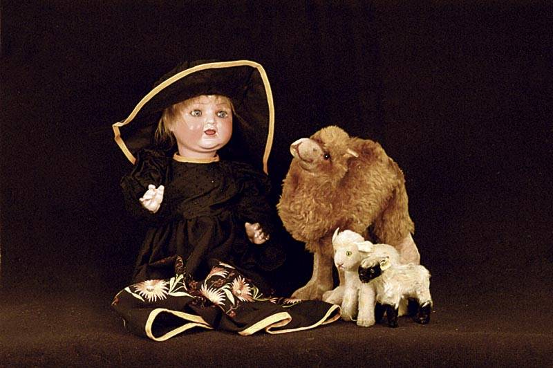 Massekopfpuppe, Heubach KÖppelsdorf, blonde PerÜcke, blaue Paperweightaugen, offener Mund 2 ZÄhnchen oben, bewegliche Zunge, Arme und Beine ...