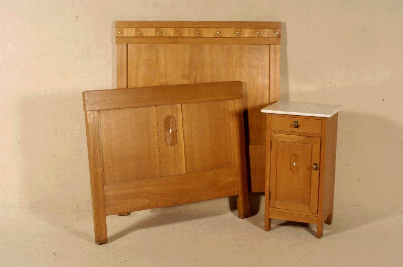 Bett und Nachttisch, deutsch/wohl MÜnchen, um 1902/06, Korpus Buche und Weichholz, Eiche- bzw. RÜsterfurnier, Perlmuttintarsien, Kartuschen mit ...