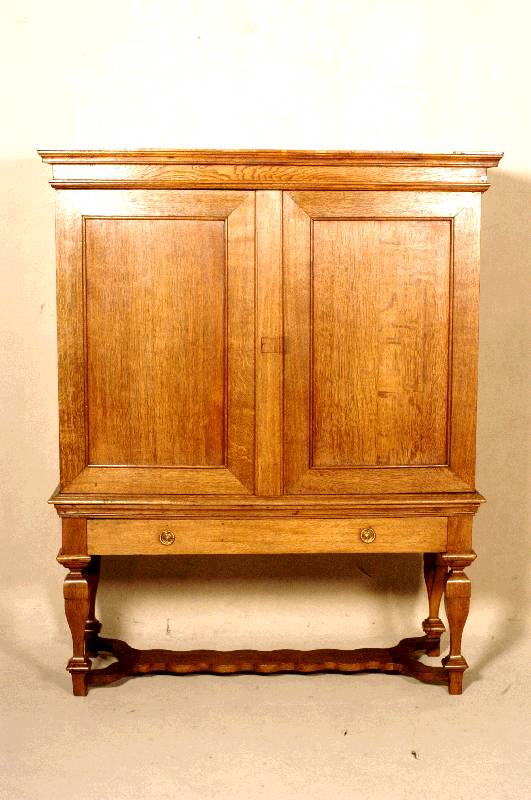 Kabinettschrank, Holland, um 1750/60, Eiche massiv, StollenfÜße, mit Verstrebung, diese wohl spÄter, unten 1 Schublade, 2 große TÜren, sehr ...
