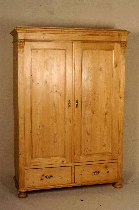 Gaderobenschrank, deutsch, um 1900, Tanne massiv, auf KugelfÜßen, 2 TÜren, 2 Sockelschubladen, Kopfleiste 2-fach gestuft, innen mit ...