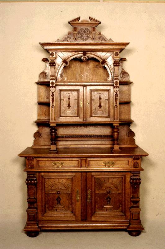 Aufsatzbuffet, deutsch, um 1870, GrÜnderzeit , Korpus Weichholz, Eiche massiv, Eichefurnier , Unterteil auf KugelfÜßen, 2 TÜren mit geschnitzten ...