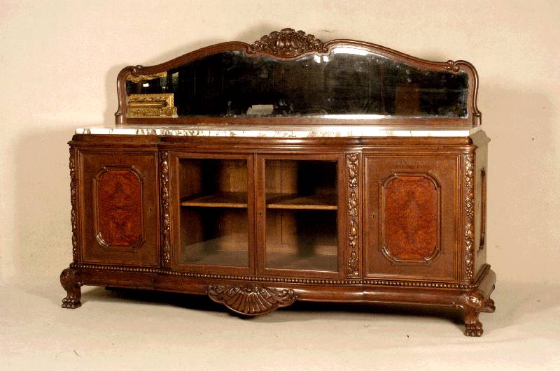 Große Anrichte, deutsch, um 1900, Korpus Weichholz, Eiche massiv, Eichefurnier, leicht gebogene FÜße, in die Mitte 2 TÜren, verglast, mit ...