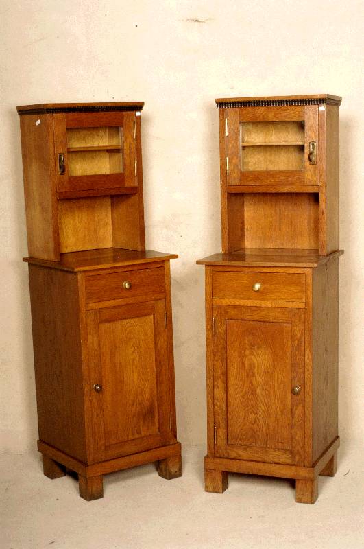 NachtschrÄnkchen, deutsch, um 1910, Eiche massiv, RÜckwand Weichholz, Oberteil verglast, Schloß und BeschlÄge original, Gebrauchsspuren , ca. ...