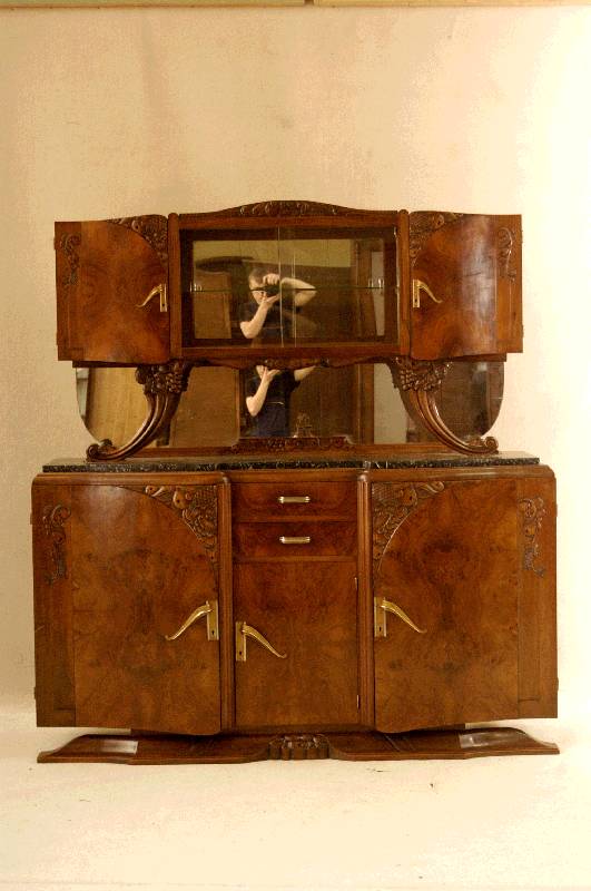 Buffetschrank, Frankreich, um 1920, ArtDeco, Korpus Weichholz, Nußbaum massiv, Nußbaum- bzw. Wurzelnußfurnier, Ecken geschnitzt mit dezentem ...
