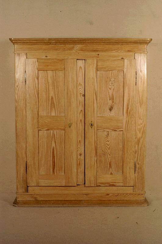 SpÄtbiedermeierschrank, deutsch, um 1840/50, ausgesuchtes Kiefernholz von hervorragender QualitÄt, zum großen Teil Kernholz, allseitig auf ...