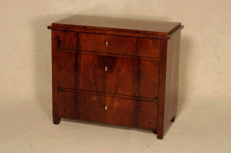 Kommode, deutsch, um 1860, SpÄtbiedermeier, Korpus Weichholz, Mahgoni- bzw. Pyramidenmahagonifurnier, z.T. doppelt gespiegelt, 3-schÜbig, ...