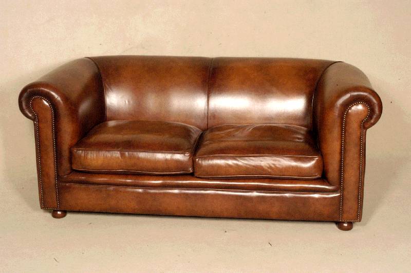 2-sitzer Sofa, wohl England, im Stil von 1920/30, signiert Bendix, Leder von sehr guter QualitÄt, leichte Gebrauchsspuren, ca. 80x185x90 cm, Sh. ...