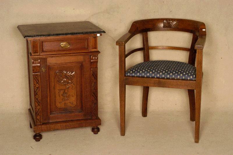 Halbschsrank, Österreich, um 1870, Neo -Renaissance, Korpus Weichholz, Nußbaumfurnier , MÖbel mit Flachschnitzereien aus dem Vollholz, ca. ...
