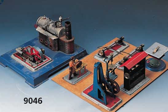 5 Antreibsmodelle, 50er/60er Jahre, meist Wilesco, darunter 2 Transmissionen, bespielt, dazu eine Dampfmaschine, keine Marke (?), ebenfalls ...