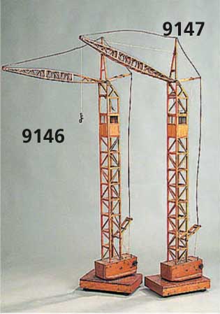 Großer Holzkran, wohl Modellbaukasten u. Ei- genbau 30/40er J., RÄder gemarkt MÄrklin, wohl Weichholz u. Mahagoni, zwei Achsen, aufgebaut, ...