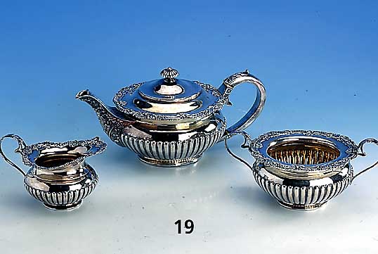Teeset Silber, Sheffield um 1901/2, Ster- lingsilber, JDS Jas. Dixon and Son, bestehend aus: Teekanne (H. ca. 13 cm), Zuckerschale (H. ca. 7.5 cm, ...