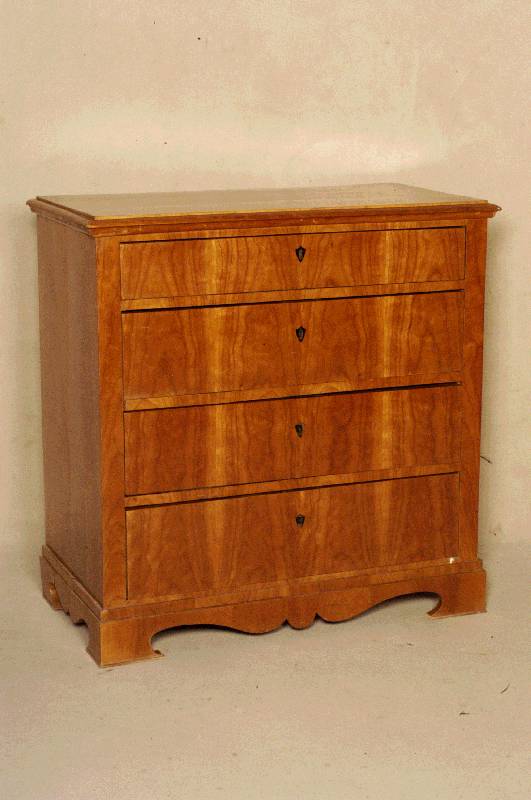 SpÄtbiedermeierkommode, deutsch, um 1860/70, 4-schÜbig, Korpus Weichholz, kaukasisch Nußbaumfurnier, doppelt bzw. 3-fach gespiegelt , Fußleiste ...
