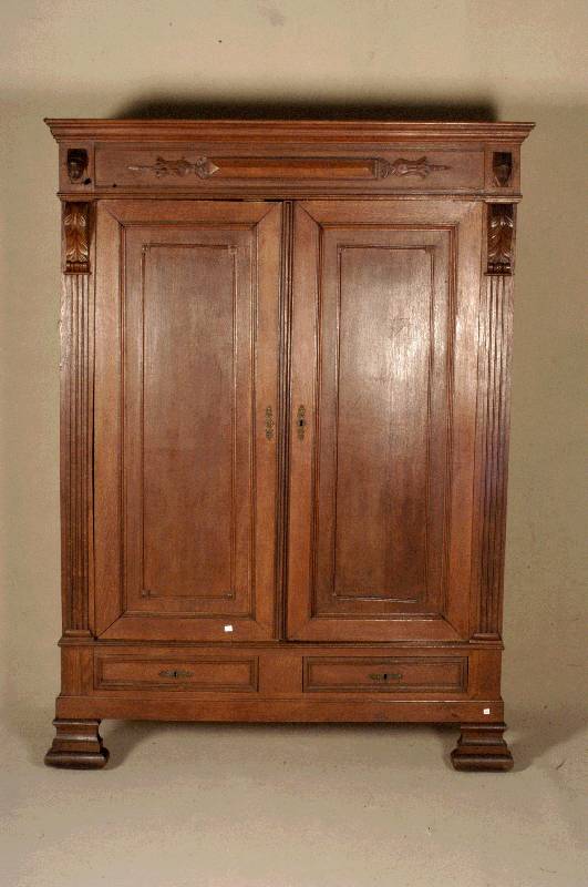 Dielenschrank, deutsch, um 1900, Eiche massiv, Kopf mit mehrfach gestufter Kranzleiste, 2 LÖwenkÖpfen aus dem Vollholz geschnitzt, 2 SchÜbe im ...