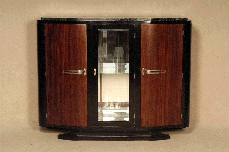 ArtDeco-Sideboard, Frankreich, um 1920, Riopalisander in geometrischem Bild furniert, zum Teil schwarz abgesetzt, elegant geschwungener Korpus, ...