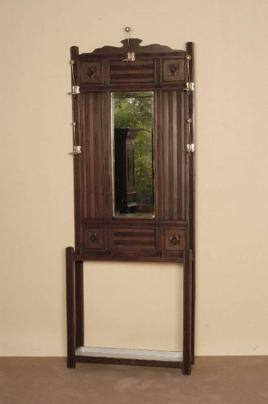Garderobe, Frankreich, um 1890, Eiche massiv, dunkel gewachst, zum Teil schwarz abgesetzt, verchromte Haken, Reliefschnitzereien und ...