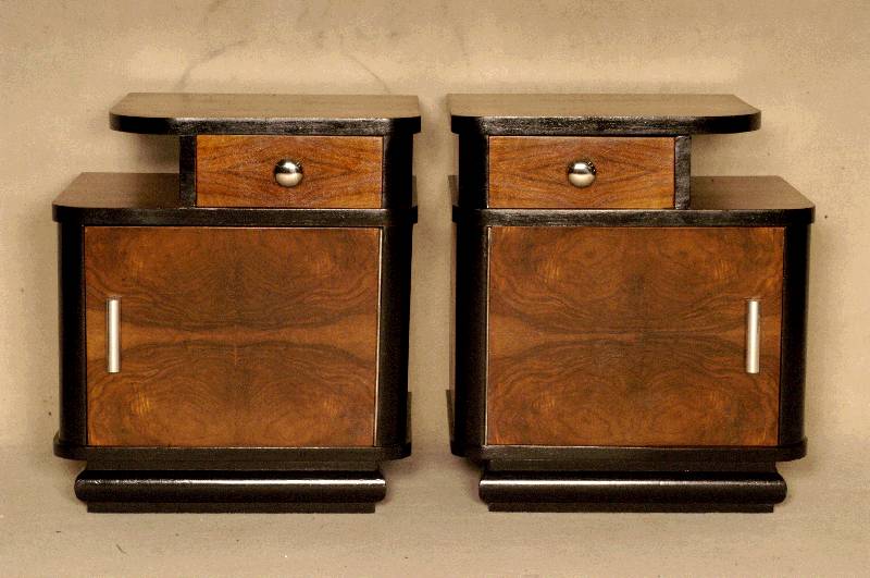 Paar ArtDeco-BeistellschrÄnke, Frankreich, um 1920, kaukasischer Nußbaum gespiegelt furniert, partiell schwarz abgesetzt, links- und ...