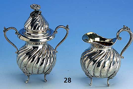 Zuckerdose und Sahnegießer, wohl Mexiko, 900er Silber, goudroniert, Innenvergoldung, vegetabile DeckelbekrÖnung, je 4 FÜße, total ca. 680 g