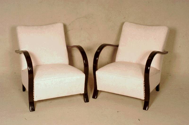 2 ArtDeco-Armlehnsessel, Frankreich, um 1930, neu bezogen, Armlehnen lackiert, angenehmer Holzton, ca. 78x63x77 cm, Sh. 40 cm, St. 50 cm
