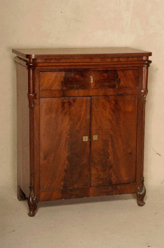 2-tÜriges SchrÄnkchen, mitteldeutsch, um 1845/55, abgeschrÄgte Ecken, z.T. auf Rahmen gearbeitet, Ecken 4-fach gerieft, mit Akanthusblatt, ...