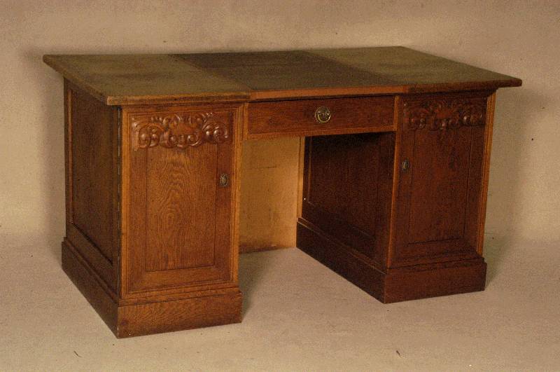 Schreibtisch, deutsch, um 1910/14, Jugendstil, Korpus Weichholz/Hartholz, komplett auf Rahmen gearbeitet, Eichefurnier, z.T. gespiegelt, sparsame ...