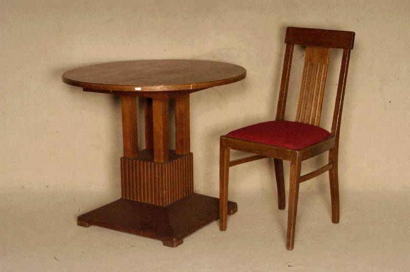 Runder Tisch mit 3 StÜhlen, deutsch, um 1904/06, Korpus Weichholz, Eiche massiv, Eichefurnier, Vierkant-SÄule, Fußteil mit Linoleumbelag, ...