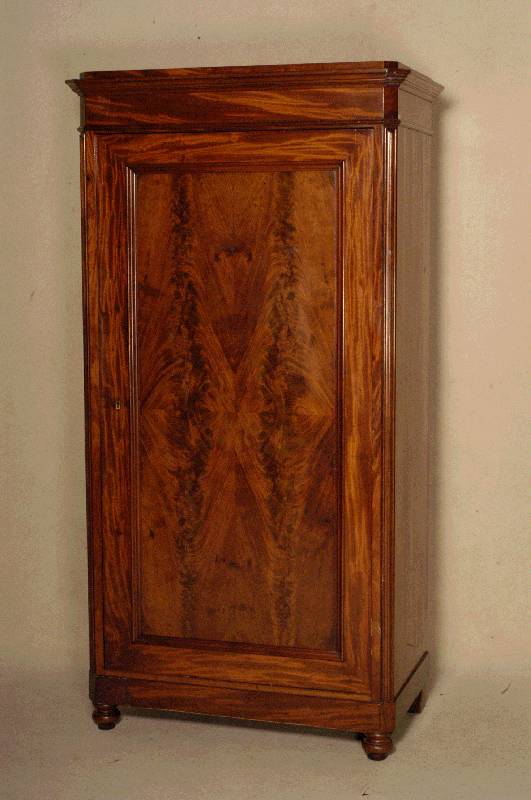 EintÜriger Kleiderschrank, mitteldeutsch, um 1860/70, frÜhe GrÜnderzeit, Korpus Weichholz Ecken abgeflacht, mit aufgesetzen, doppelt gekehlten ...