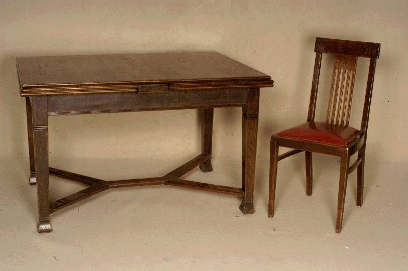 Tisch mit 6 StÜhlen, deutsch, um 1904/06, Tisch Korpus Weichholz, Eiche massiv, Eichefurnier, Rillenverzierung, Tischplatte doppelt ausziehbar, ...