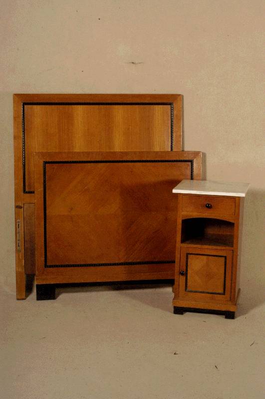 Doppelbett, deutsch, um 1906/08, wohl Eckel Kaiserslautern, Korpus Weichholz/Hartholz, Ahornfurnier auf Kirschbaum gebeizt, auf Rahmen gearbeitet, ...