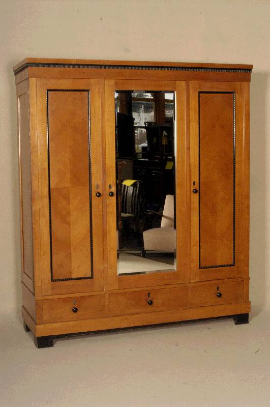 Kleiderschrank, deutsch, um 1904/08, Jugend- bzw. Biedermeierstil, Korpus Hartholz, komplett auf Rahmen gearbeitet, Ahornfurnier auf Kirschbaum ...