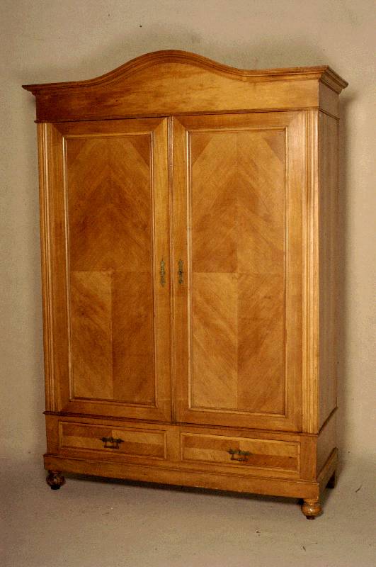 Kleiderschrank, deutsch, um 1890/1900, GrÜnderzeit, Front auf Rahmen gearbeitet, Korpus Weichholz, Nußbaum massiv, Nußbaumfurnier, 4-fach ...