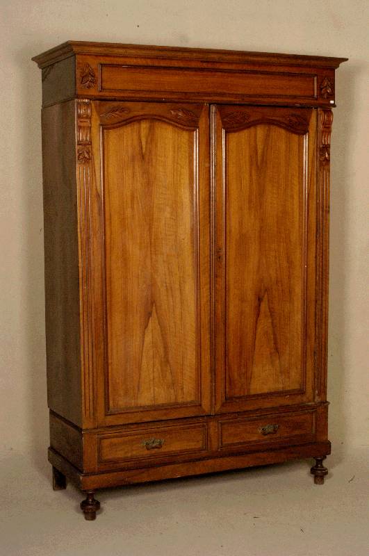 Gaderobenschrank, deutsch, um 1910, Weichholz, Kirschbaumfurnier, zweitÜrig, mit Kirschbauminlets in Rahmenleiste gefaßt, aufgelegte ...