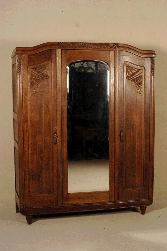 Kleiderschrank, deutsch, um 1920, ArtDeco, Eiche massiv, 3-tÜrig, große MitteltÜr mit facettiertem Spiegelglas, dezente florale Schnitzerei an ...