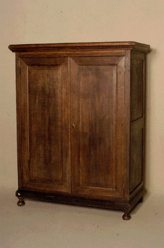 Kleider- bzw. WÄscheschrank, deutsch, um 1920 , Eiche massiv, 2-tÜrig, Inlets in kassettierter Form, mehfach gestufte Kranzleiste, KugelfÜße, ...
