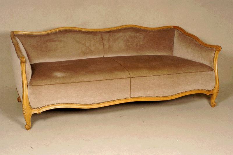 Sofa, deutsch, um 1960/70, Nußbaum massiv, 3 sitzig, mit braunem Mohairstoff, Bezug und Polsterung, in gebrÄuchlichem Zustand, Rahmenprofil in ...