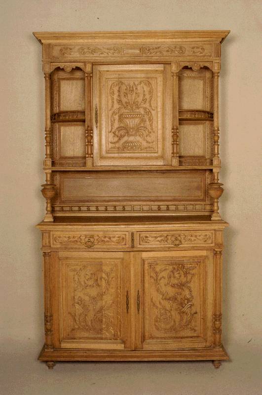 Buffetschrank, Belgien, um 1900, Eiche massiv, Holz im naturbelassenem Zustand, Oberteil mit vielfÄlltiger Schnitzerei, Rocaillen und Medaillon, ...