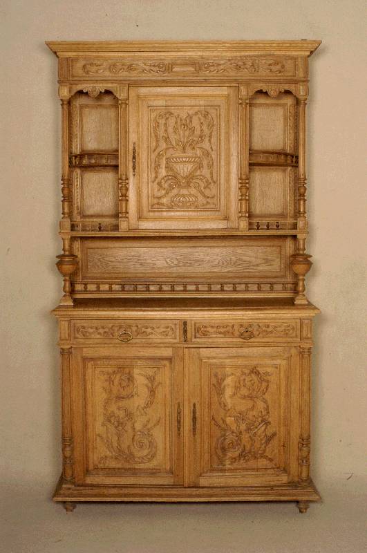 Buffetschrank, Belgien, um 1900, Eiche massiv, Holz im naturbelassenem Zustand, Oberteil mit vielfÄlltiger Schnitzerei, Rocaillen und Medaillon, ...
