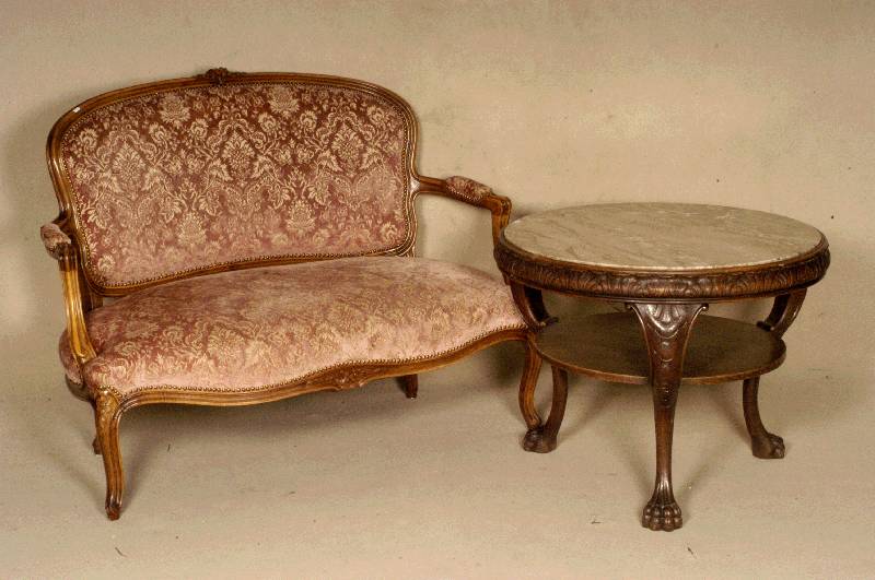 2-sitzer Sofa, deutsch, 50er/60er Jahre, Renaissance-StilmÖbel, Nußbaum massiv, profiliert geschwungene Form, sparsame florale Schnitzerei, ...