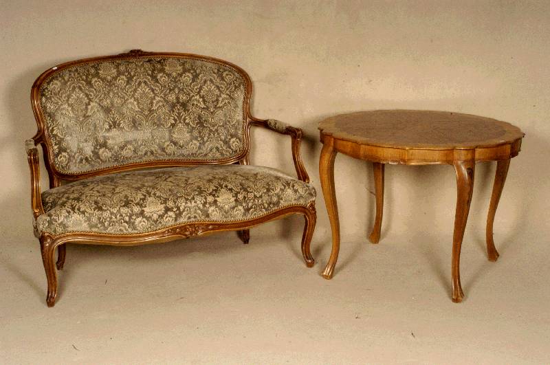 2-sitzer Sofa, deutsch, 50er/60er Jahre, Renaissance-StilmÖbel, Nußbaum massiv, profiliert geschwungene Form, sparsame florale Schnitzerei, ...