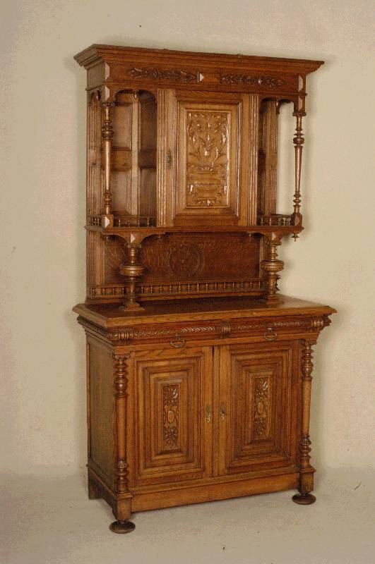 Buffetschrank, Frankreich, um 1890, Eiche massiv, Oberteil eintÜrig mit seitlichen Dekorationsebenen, reichhaltige florale Schnitzerei aus dem ...
