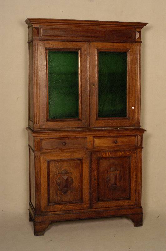 KÜchenbuffetschrank, deutsch, um 1920, Eiche massiv, Weichholz, Oberteil zweitÜrig, mit grÜnlicher Verglasung, obere Kranzleiste 2 Fehlteile, ...