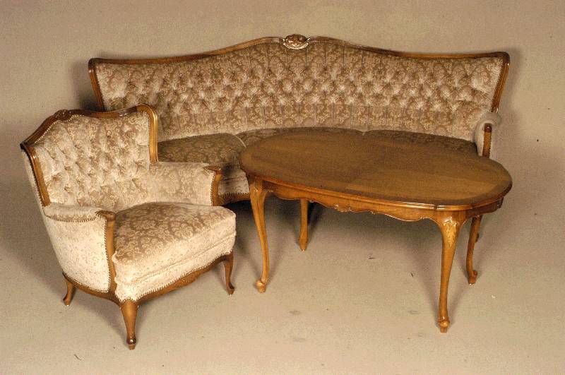 Sitzgruppe, deutsch, um 1964/72, bestehend aus Sofa, 3 Sessel, Ohrenbackensessel und Tisch, z.T. Nußbaum massiv, aufgesetzte Schnitzerei, RÜcken ...