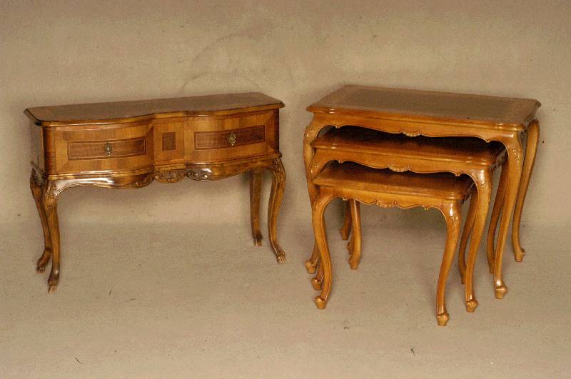 Tischset, deutsch, 70er/80er Jahre, Gestell Nußbaum massiv aus dem Vollholz geschnitzt, elegante LinienfÜhrung, Zarge 6-fach geschweift, ...