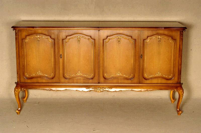 Fernseh- bzw. Musikschrank, deutsch, um 1970/75, Korpus Weichholz/Hartholz, Kanten und Gebrauchsteile Nußbaum massiv, geschwungen ...
