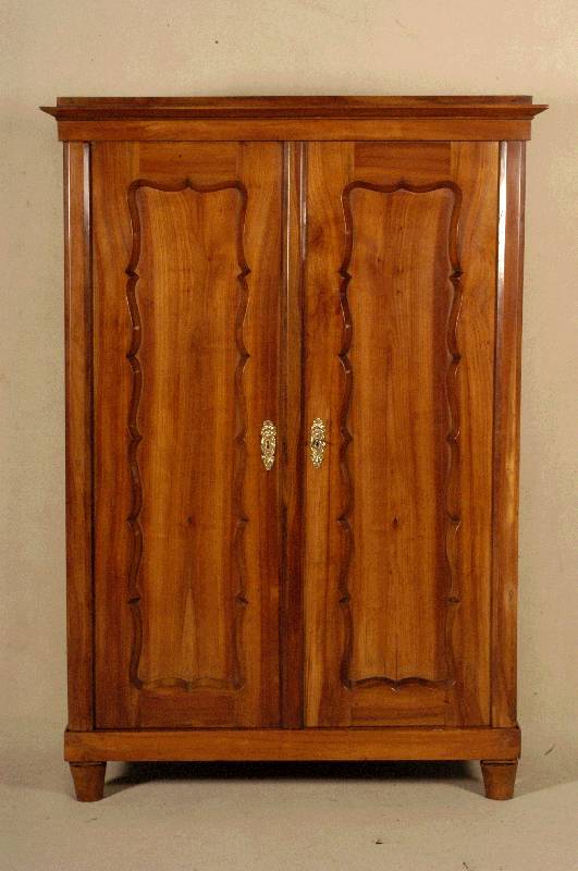 Schrank, wohl deutsch, um 1860/70, Kirschholz massiv, zweitÜrig, zerlegbar, Alters- und Gebrauchsspuren, FÜße sekundÄr, ca. 182x126x56 cm