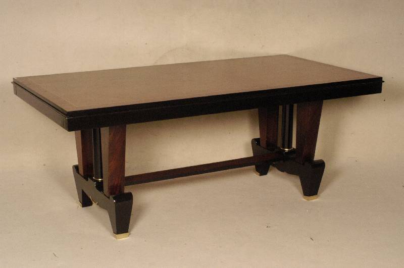Großer ArtDeco-Konferenztisch, Frankreich/Paris, um 1935, ausziehbar, in Riopalisander furniert und teilweise ebonisiert, aufwendig gearbeiteter ...