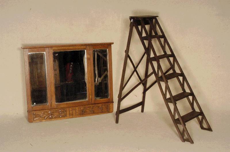Bibliotheksleiter, England, um 1910, Hartholz gewachst, mit Klappmechanismus, klassischer Aufbau mit mehrfach verstrebten Tritten, wohnfertig ...