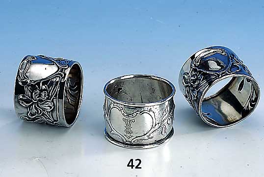 Konvolut 3 Serviettenringe, deutsch um 1900, florale Konzeption, 2 x Kartusche frei, 1 x Monogr., verbeult, schÖnes Lot