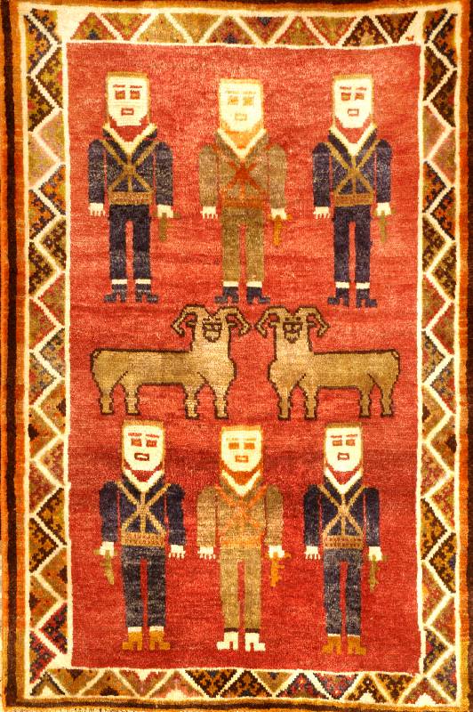 Gabbeh Alt, Persien, ca. 40 Jahre, Wolle auf Wolle, ca. 125 x 83 cm, SchÄtzwert: 580.- EURO. Menschen und Tierzeichnungen im Fond. Se lten und ...