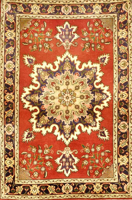 TÄbriz, Persien, 10 Jahre alt, Wolle auf Baumwolle, ca. 145 x 97 cm, SchÄtzwert: 390.- EURO. Guter Zustand.